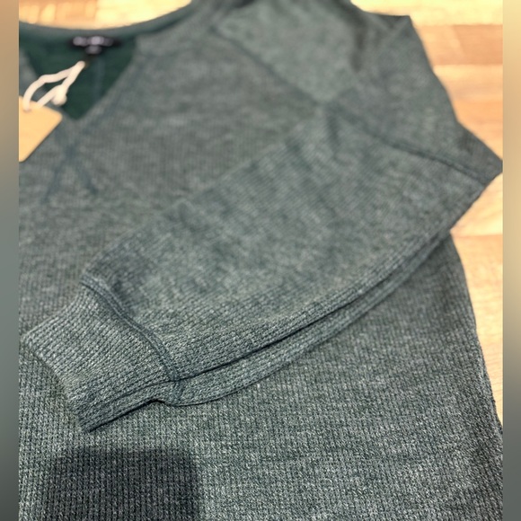 NWT Blu Pepper Split Neck Raglan Top - Picture 15 of 16